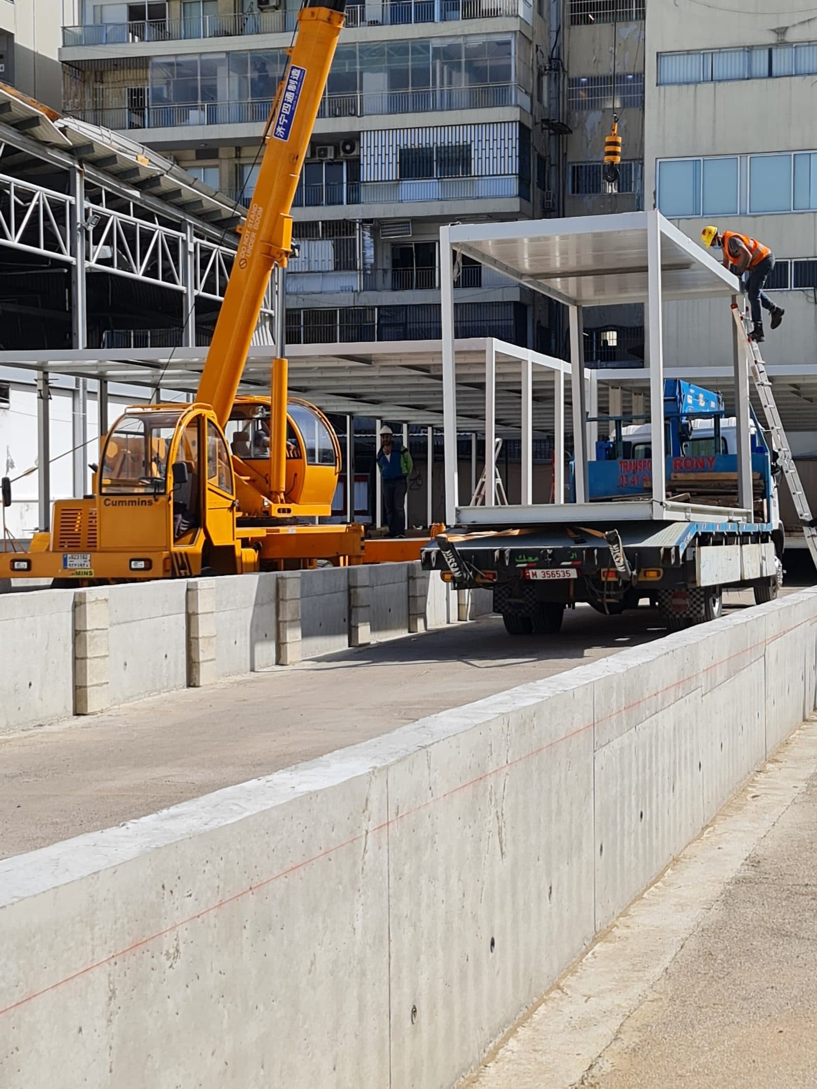 Izado e instalación de estructura modular