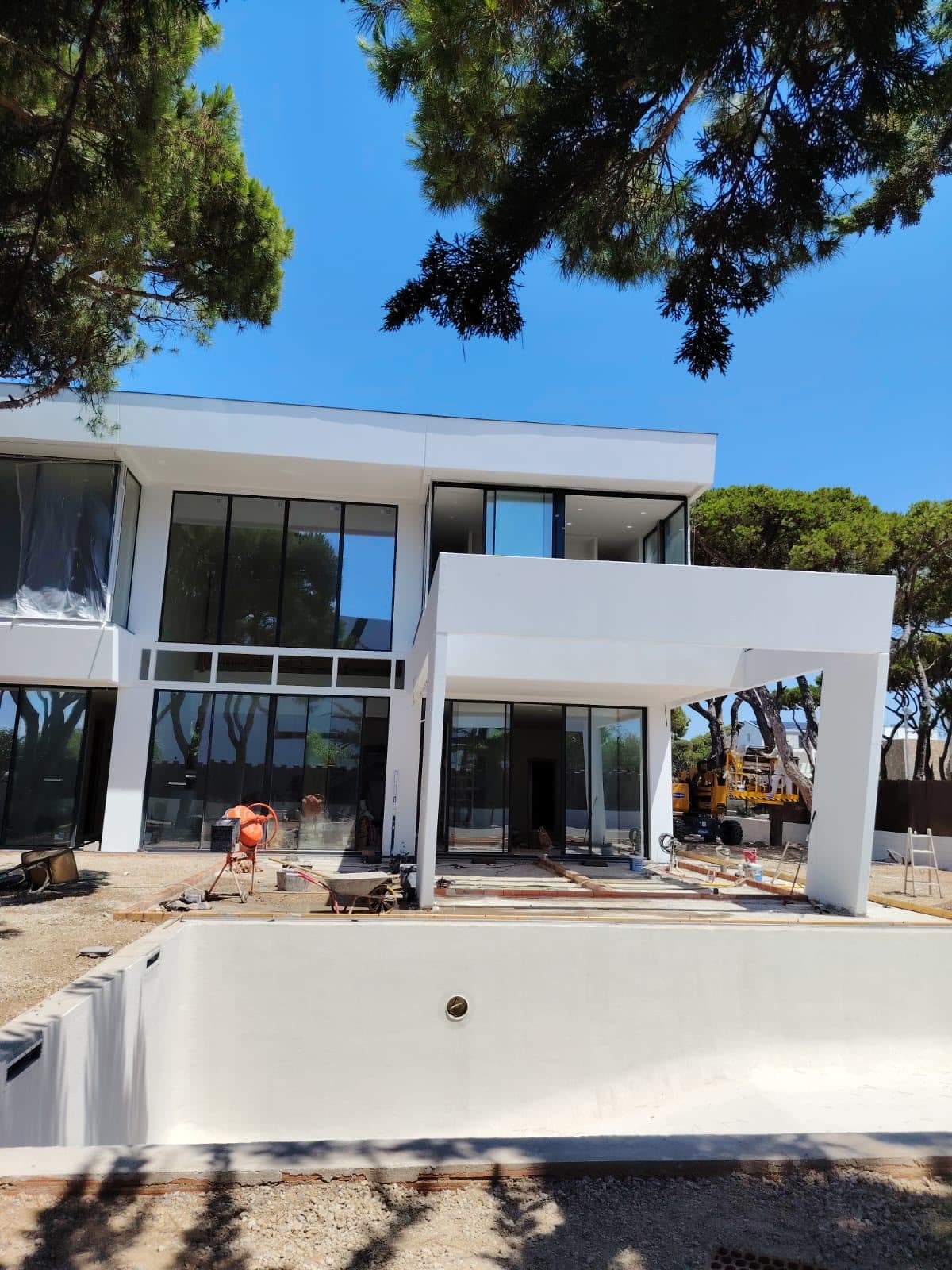 Vivienda modular unifamiliar con piscina